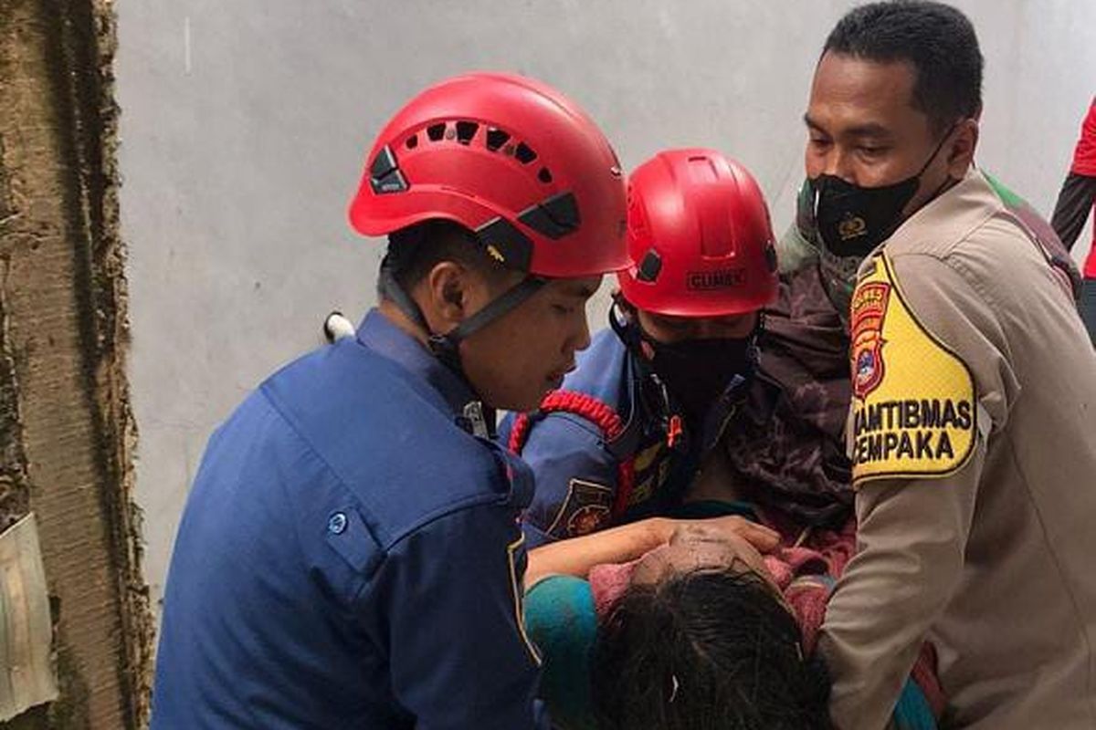 Woman Falls into Well in Bondowoso, Successfully Rescued