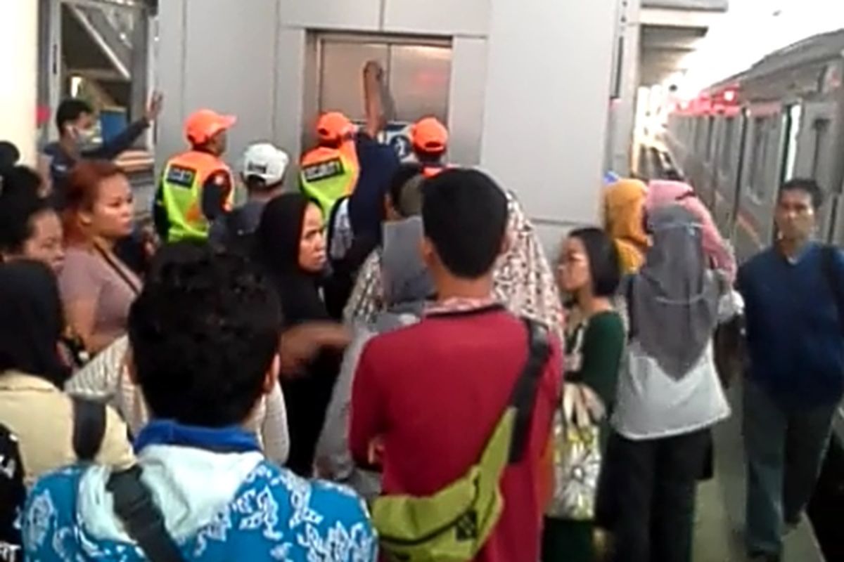 Elevator Failure at Kuningan LRT Jabodebek Station