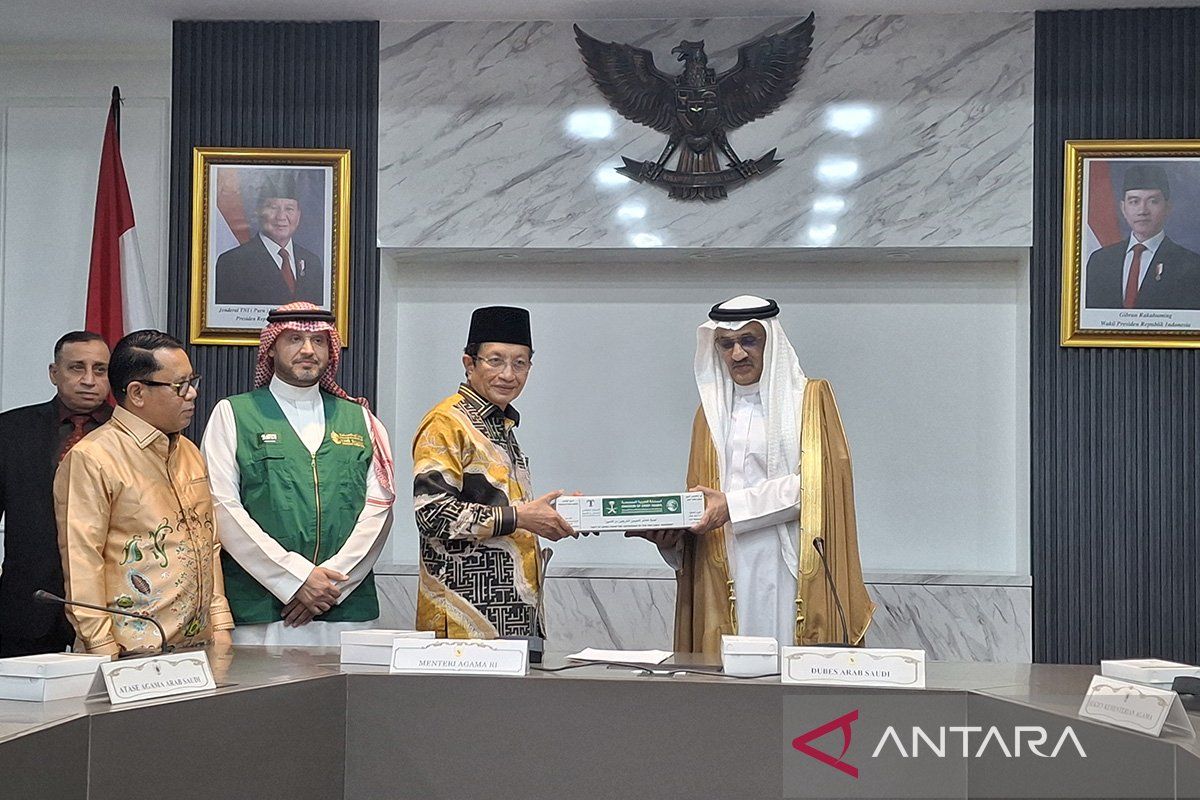 Indonesia Receives 100 Tons of Dates from Saudi King